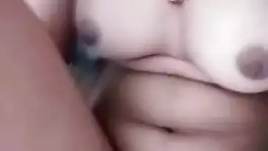 Cute Indian girl records her nude selfie