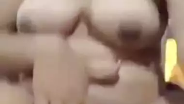 Desi wench enjoys XXX session in MMS video where exposes herself