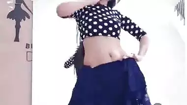 Cute sensual naval dance by sexy desi babe