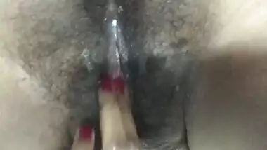 Squirting moaning Indian pussy close up