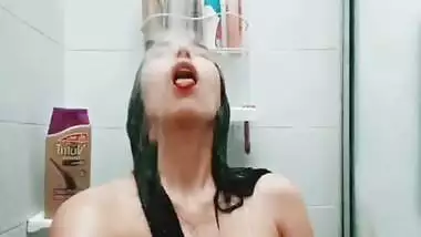 Vidhidhamaa Beautiful Indian Girl Nude Bathing