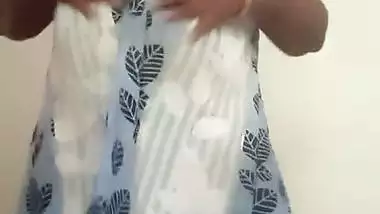 Desi anty bedroom dress changing performance vids