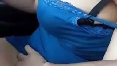 Dedi babe in car showing boobs n pussy while she driving