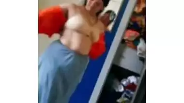 Milfy Indian woman dresses for a date where porn thing might happen