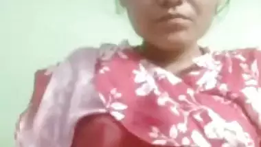 Big ass aunty slapping booty during live call