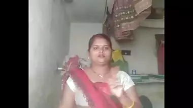 Hot housewife bhabhi mahalakshmi exposing bubbly navel and milky cleavage