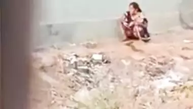Man films Desi aunty peeing outdoors and leaks XXX video in MMS niche