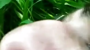 Thick cock penetrates XXX cunt of Desi hussy outdoors in MMS vid