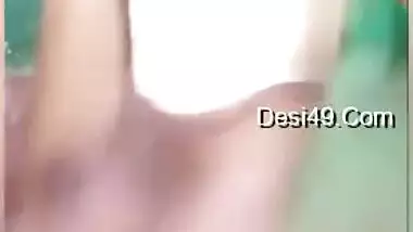 Amateur video of Indian babe who puts lingerie on after shower