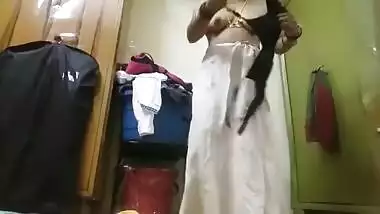 Mature Indian woman poses naked on camera thinking she is porn star