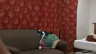 Desi Pakistani cougar has scandalous XXX sex with lover for the cam