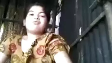 Horny Bangladeshi girl fingers her Desi pussy and moans for XXX vid