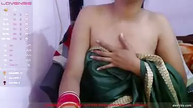 Horny Bhabhi in saree without blouse Exposing Boobs With Nipple