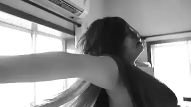 Desi hot babe showing off her big boobs