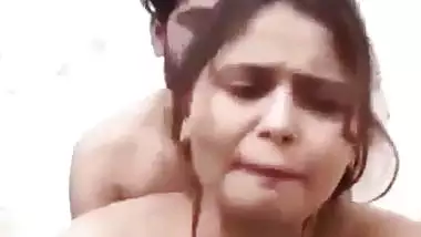 Husband bangs his nude wife’s pussy in the desi sex video
