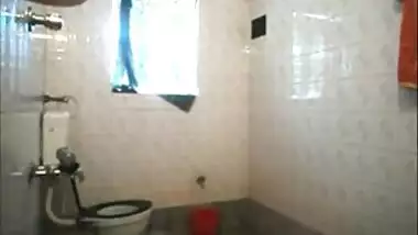 Bangla girl madhu blowjob in the toilet