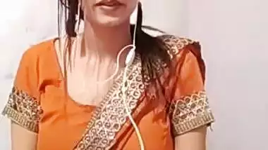 Cutipie bhabi came live after bath, And i did not miss her navel !