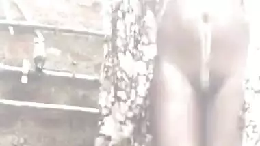 Outdoorbathඅල්ලපු ගෙදර නන්ගී එලෙයෙ ඉදන් නානවා එහා ගෙදර කොල්ලා ලී With Sri Lankan