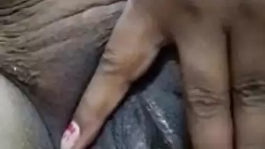 Mature horny Indian bhabhi self fingering her shaved pussy