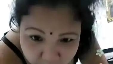 Desi girl exposing boobs & teasing with song “mujhe neend na aaye”